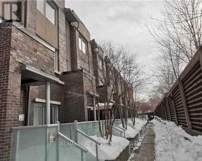 Photo du bâtiment - 315 Village Green Square