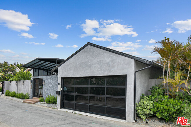 Foto del edificio - 8108 Laurel View Dr