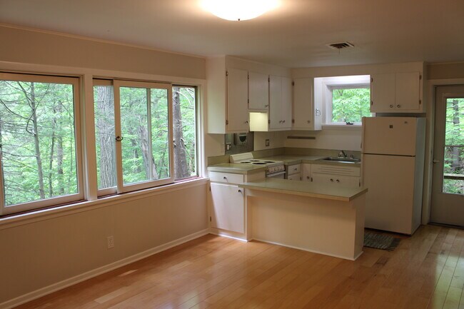 kitchen/living room - 122 N Sunset Dr