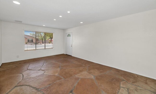 Building Photo - 439 E Malibu Dr