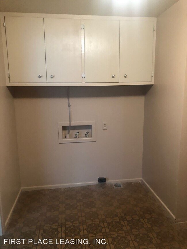 Building Photo - 3 br, 2 bath House - 1520 S. Industrial Dr.