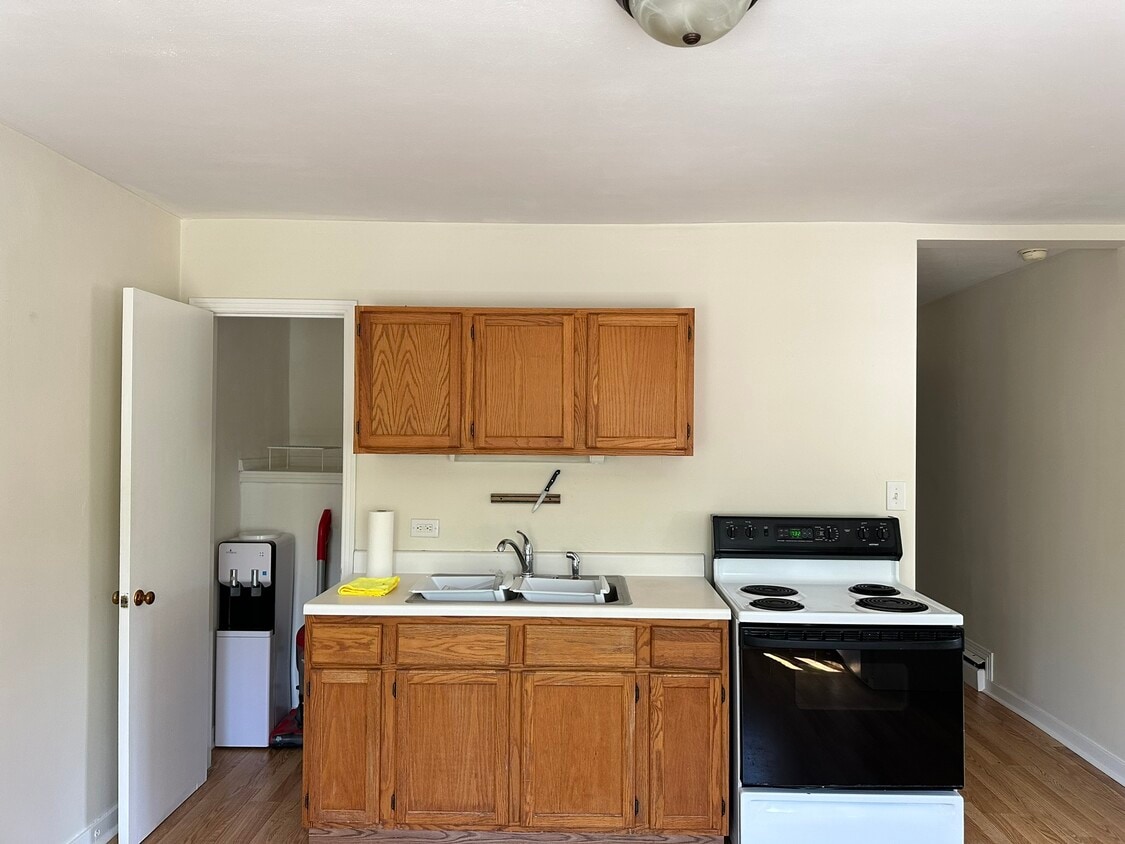 Kitchen - 545 Valley View Dr