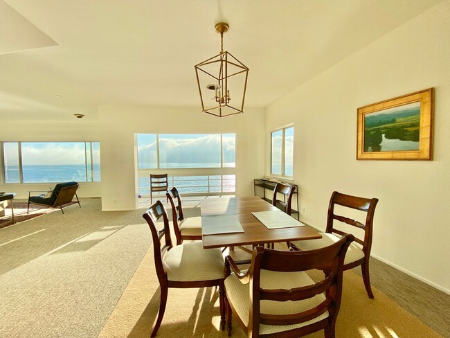 Building Photo - Stunning Waterfront 2 Bedroom Unit in Tibu...