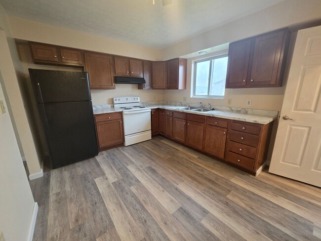 Building Photo - 3-Bedroom 2 Bath Duplex. Ravenna Ohio.