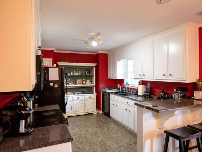 Building Photo - Three Bedroom Brick Ranch in National Hills!