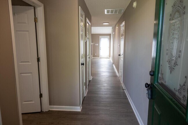 Foto del edificio - 130 Hawthorne Oaks Way