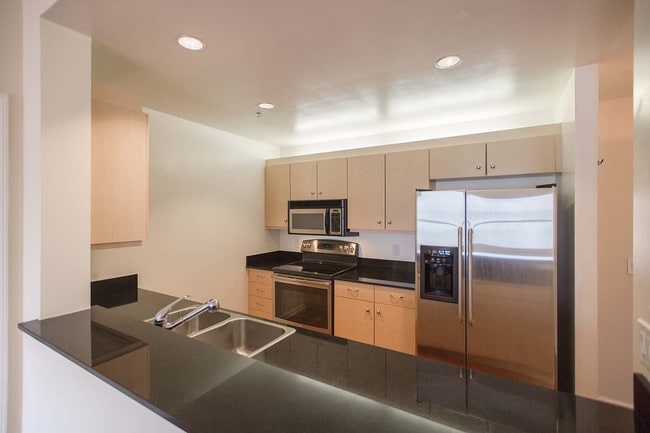 Building Photo - 140 S Van Ness Ave