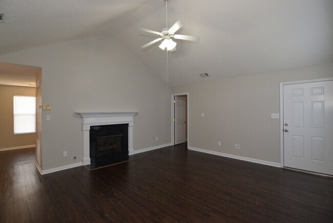 Foto del edificio - $1,350 - 3 bed/2 bath house in Pepperidge, with fenced back yard!