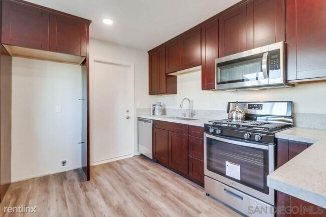 Building Photo - 3 br, 1 bath Townhome - 124 Dikeman St