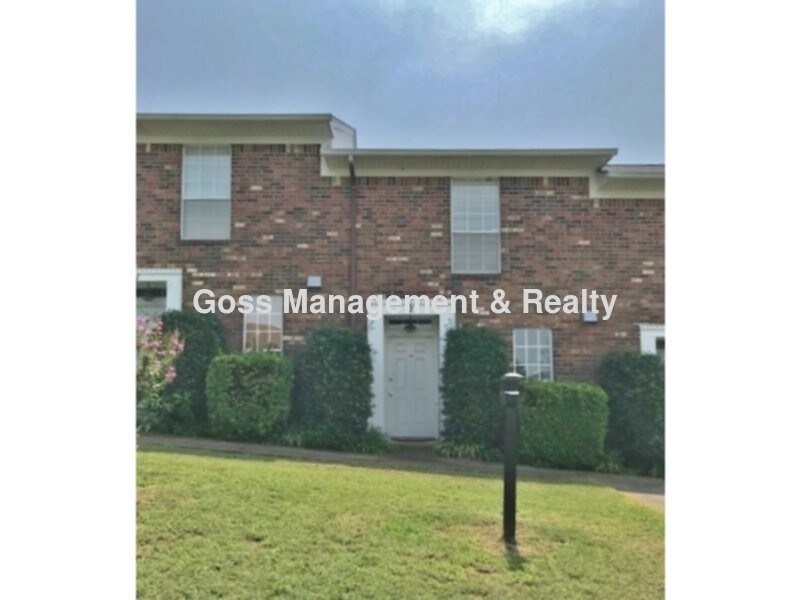 Foto principal - Two Bedroom Townhome off Rodney Parham