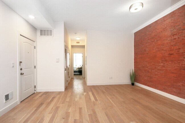 Building Photo - 698 Broadway