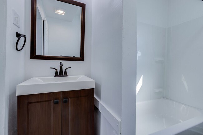 Building Photo - 826 E Warrington Ave