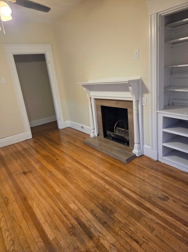 Building Photo - 82 Brent St