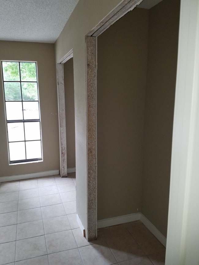 Building Photo - 5557 Charlene Dr