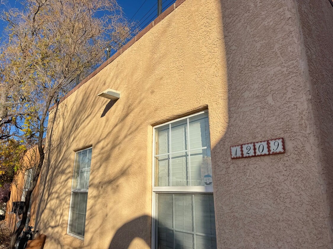 Foto principal - Prime Location University Townhome!