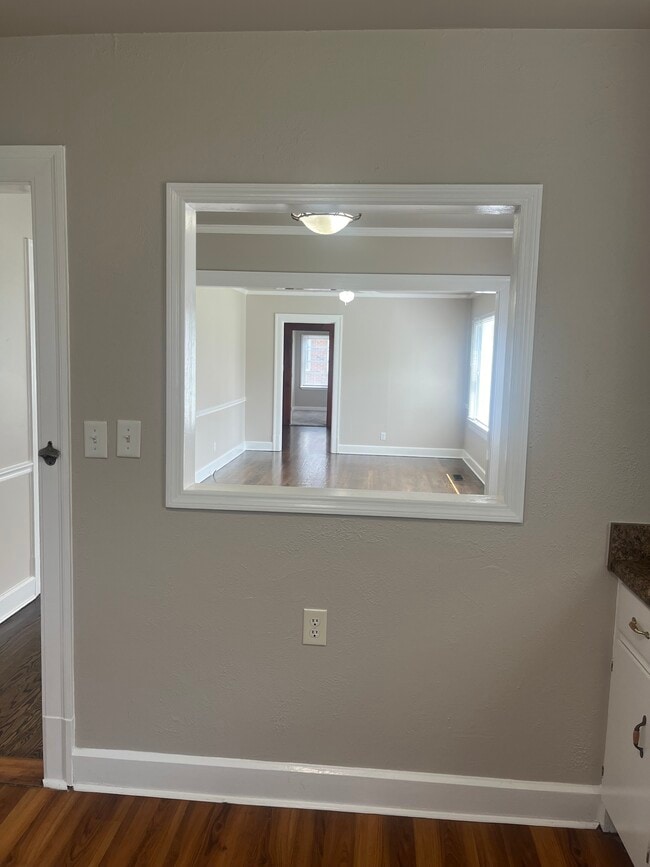 Vista desde la cocina hacia el comedor y la sala de estar - 1402 N Tennessee Blvd