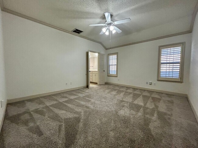Foto del edificio - Charming & Spacious Garden Home Located In...