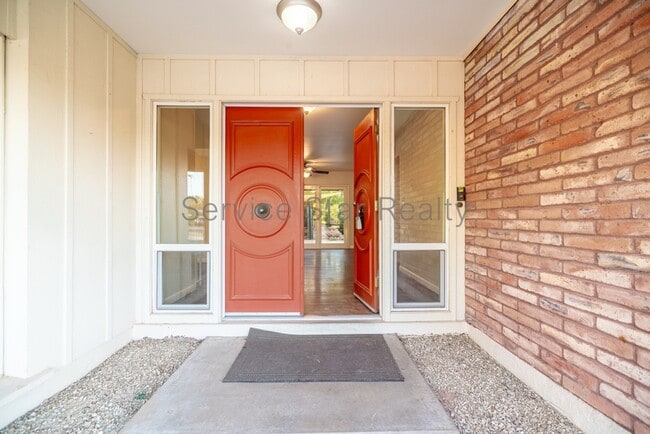 Building Photo - 510 Redondo Dr N