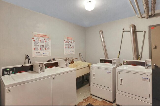 Building Photo - Charming 1BR Condo in Uptown Minneapolis