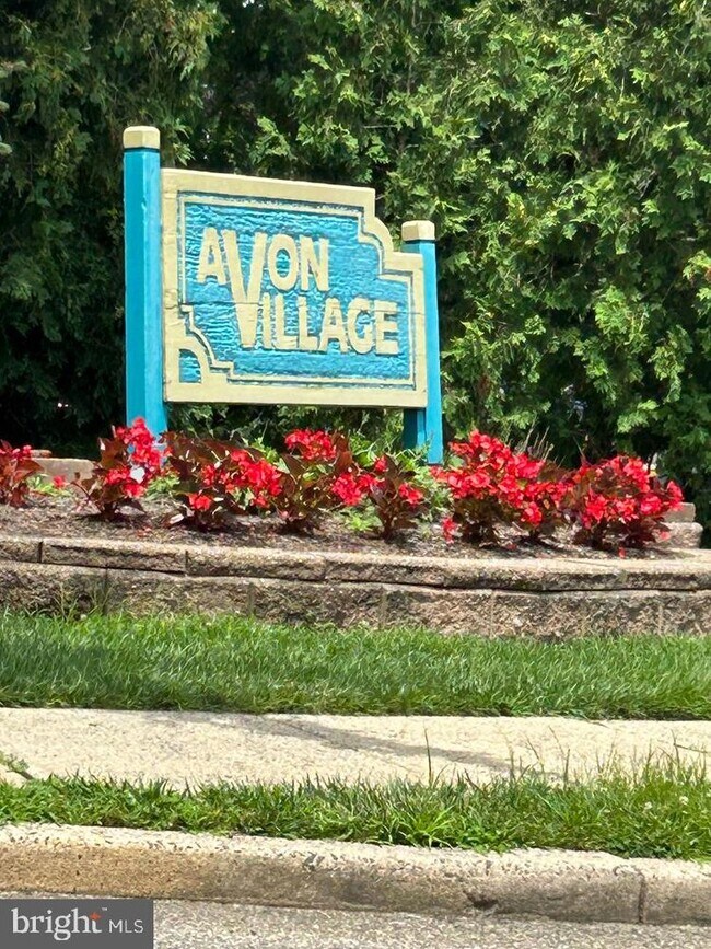 Building Photo - 8-8-z-8 Avon Dr