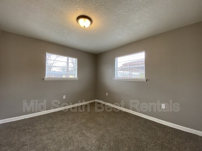 Building Photo - 709 E Bethany Rd