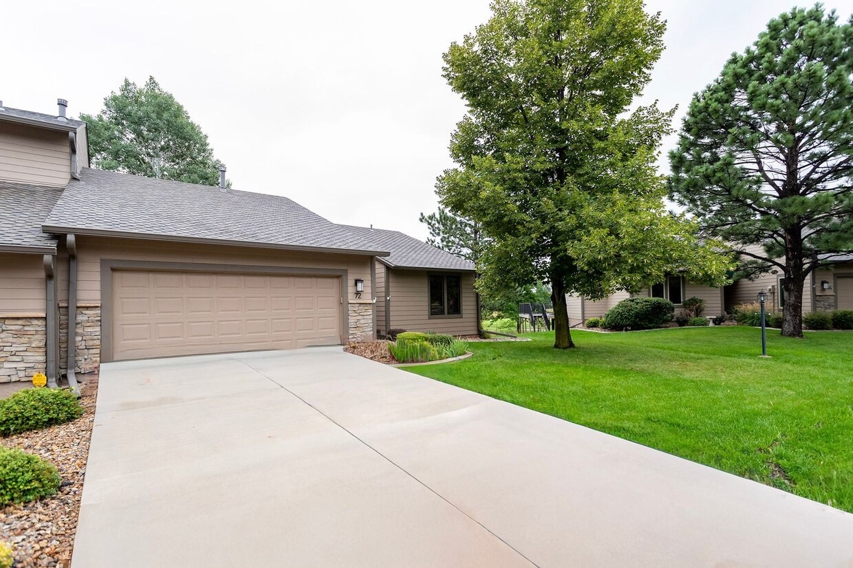 Foto principal - Charming home with Golf Course Views!!!
