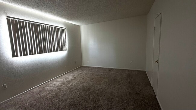 Foto del edificio - ? Just listed and won’t last long! 2 bed, 1.5 bath condo with private patio yard & in-unit washer...