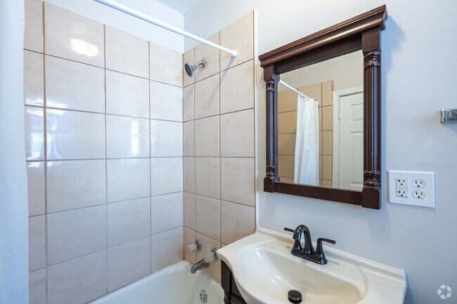 3 habitaciones, 1 baño - 1080 pies cuadrados - Baño - 7526-36 S Colfax Ave