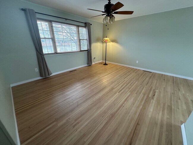 Foto del edificio - ADORABLE 4 BEDROOM HOUSE LOCATED CLOSE TO ...