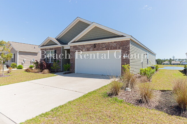 Foto del edificio - Spacious 4 Bedroom with Pond View