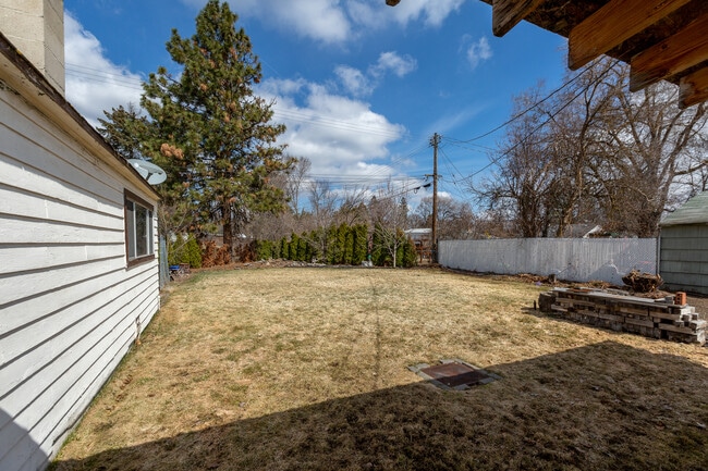 Building Photo - 2920 W Rowan Ave