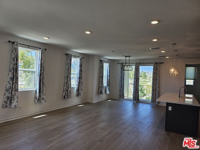 Building Photo - 27010 Tanager Ln