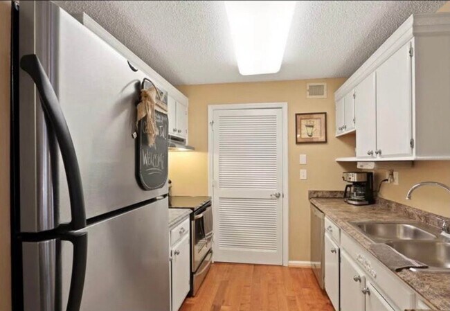 Foto del edificio - 642 Granville Ct