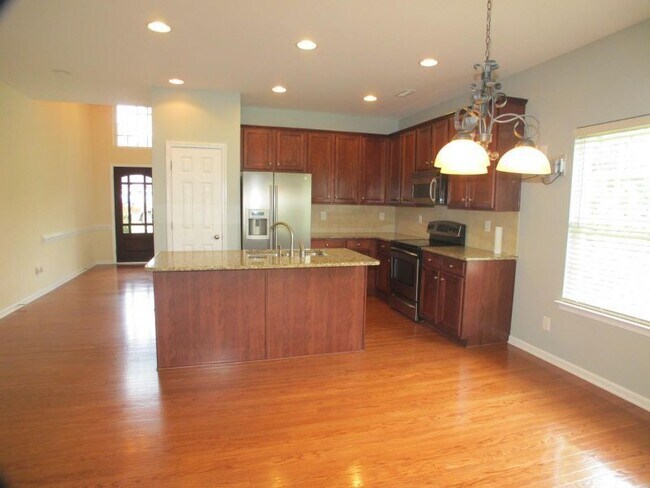 Foto del edificio - Beautiful move-in ready home located in th...