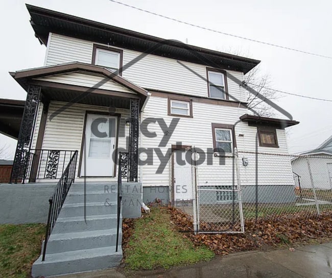 Building Photo - 3925 E 3rd St