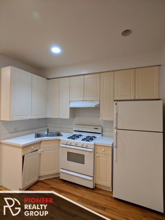 Building Photo - 912 W Dakin St