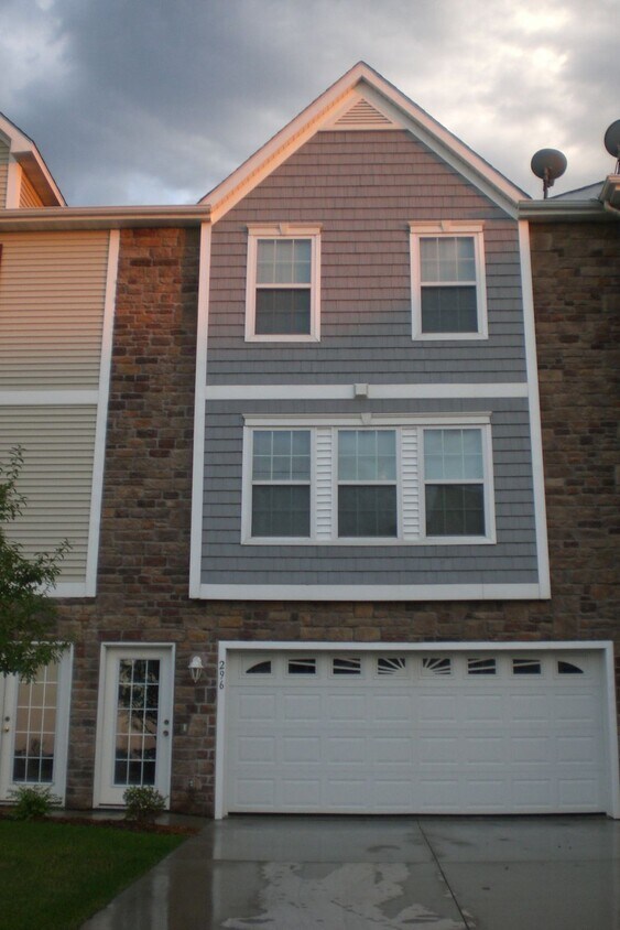 296 NE Satinwood, Waukee, IA 50263 Townhome Rentals in Waukee IA