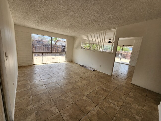 Foto del edificio - 6925 E Lurlene Dr