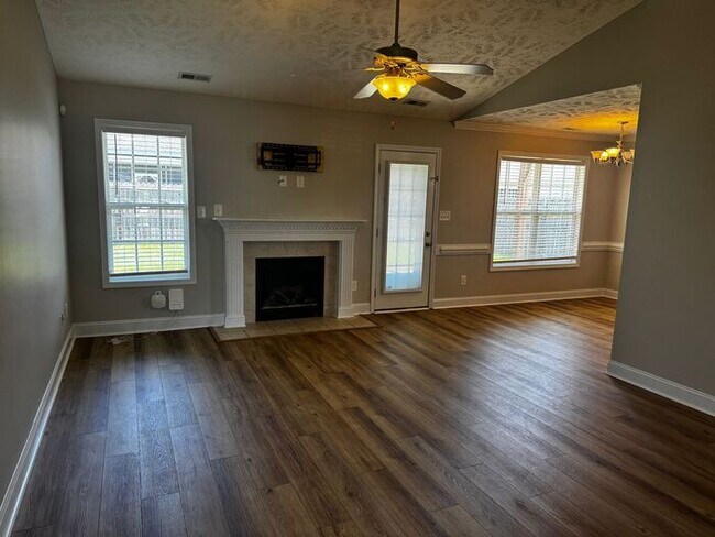 Foto del edificio - 3 Bedroom 2 Bath with Bonus in Hope Mills