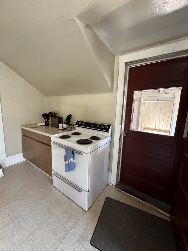 Foto del edificio - 2 bed 1 bath apartment available June 1st!