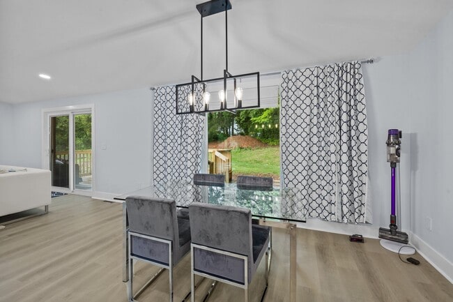 Foto del edificio - 8609 Cedarbrook Dr