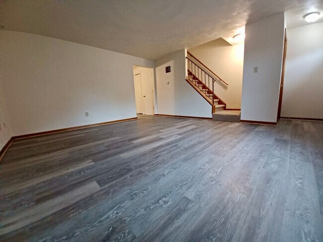 Foto del edificio - NEWLY UPDATED Two Bedroom Townhouse! Amazi...