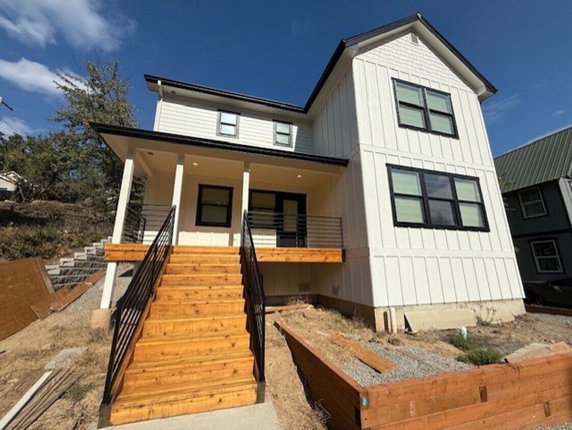 Foto principal - Beautiful brand new home in downtown Rosly...