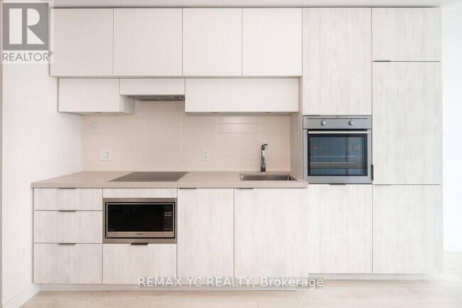 Photo du bâtiment - 8 Eglinton Ave E