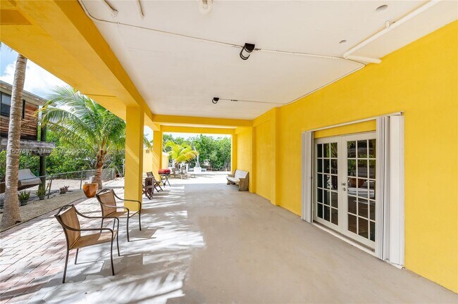 Building Photo - 857 Cardinal Ln