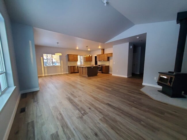 Foto del edificio - 3 BEDROOM | 2 BATHROOM | 2 CAR GARAGE | HA...