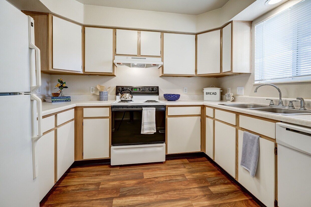 Steeplechase Apartments and Townhomes Apartments 1009 N Holland