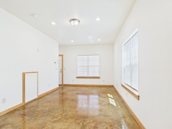 Building Photo - 1124 Thiele Ln