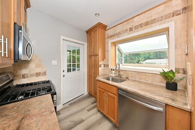 Building Photo - 221 Lakeview Dr