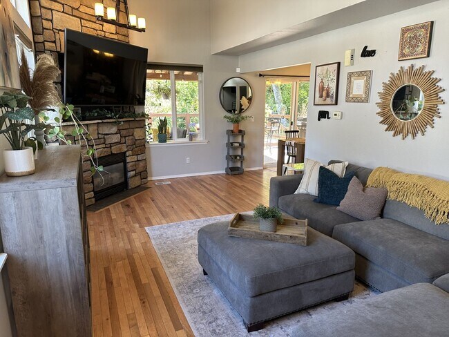 Foto del edificio - Beautiful Spanaway Home in Quiet Neighborhood